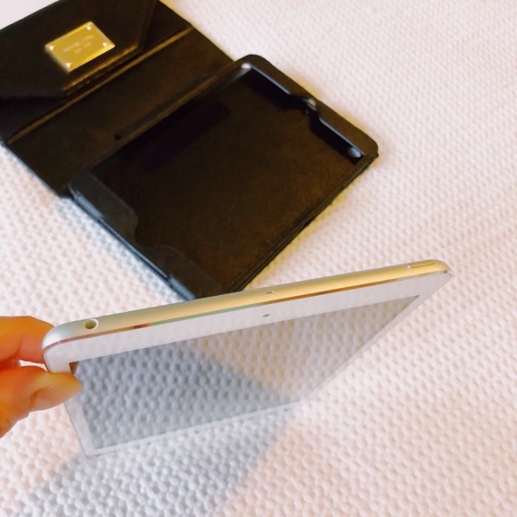 Apple iPad Mini 16GB 1st Generation W/ Michael Kors Saffiano Leather Wallet Case - Picture 11 of 12